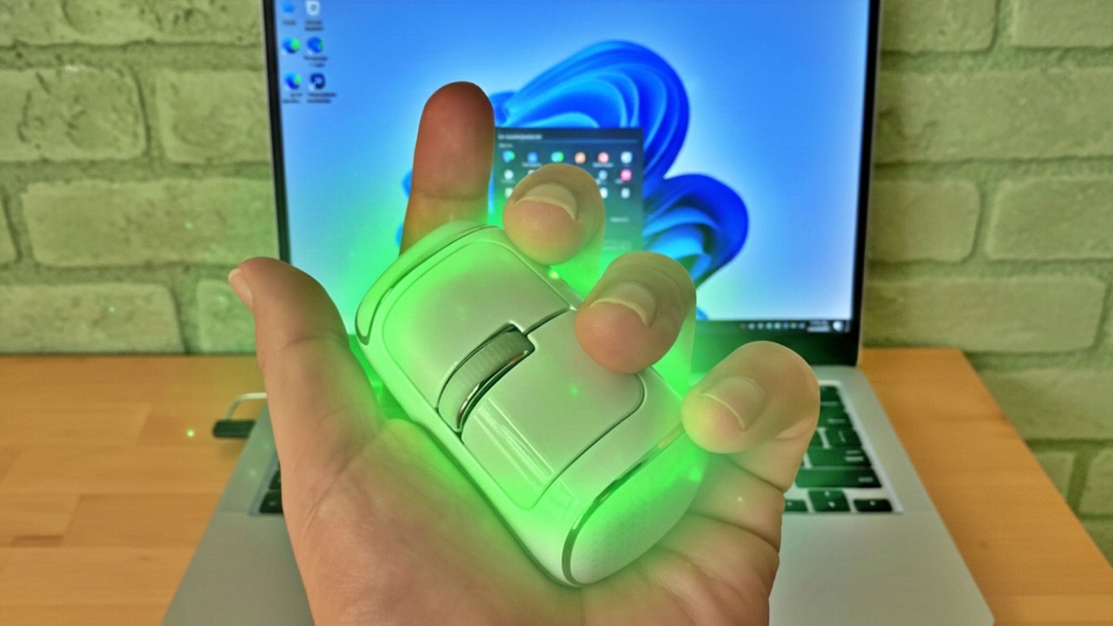 Adiós alfombrilla de ratón, este mini ratón futurista convierte tu portátil en un espacio de trabajo