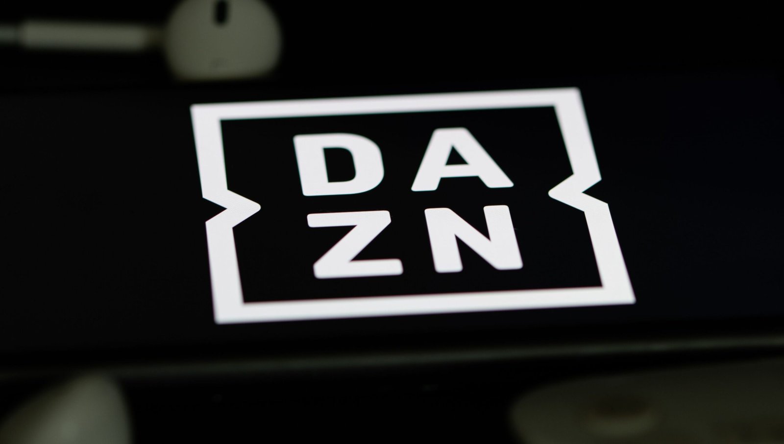 DAZN da un golpe sobre la mesa: rebaja el fútbol a mitad de precio y podrás ver el Clásico por 9,99€ al mes