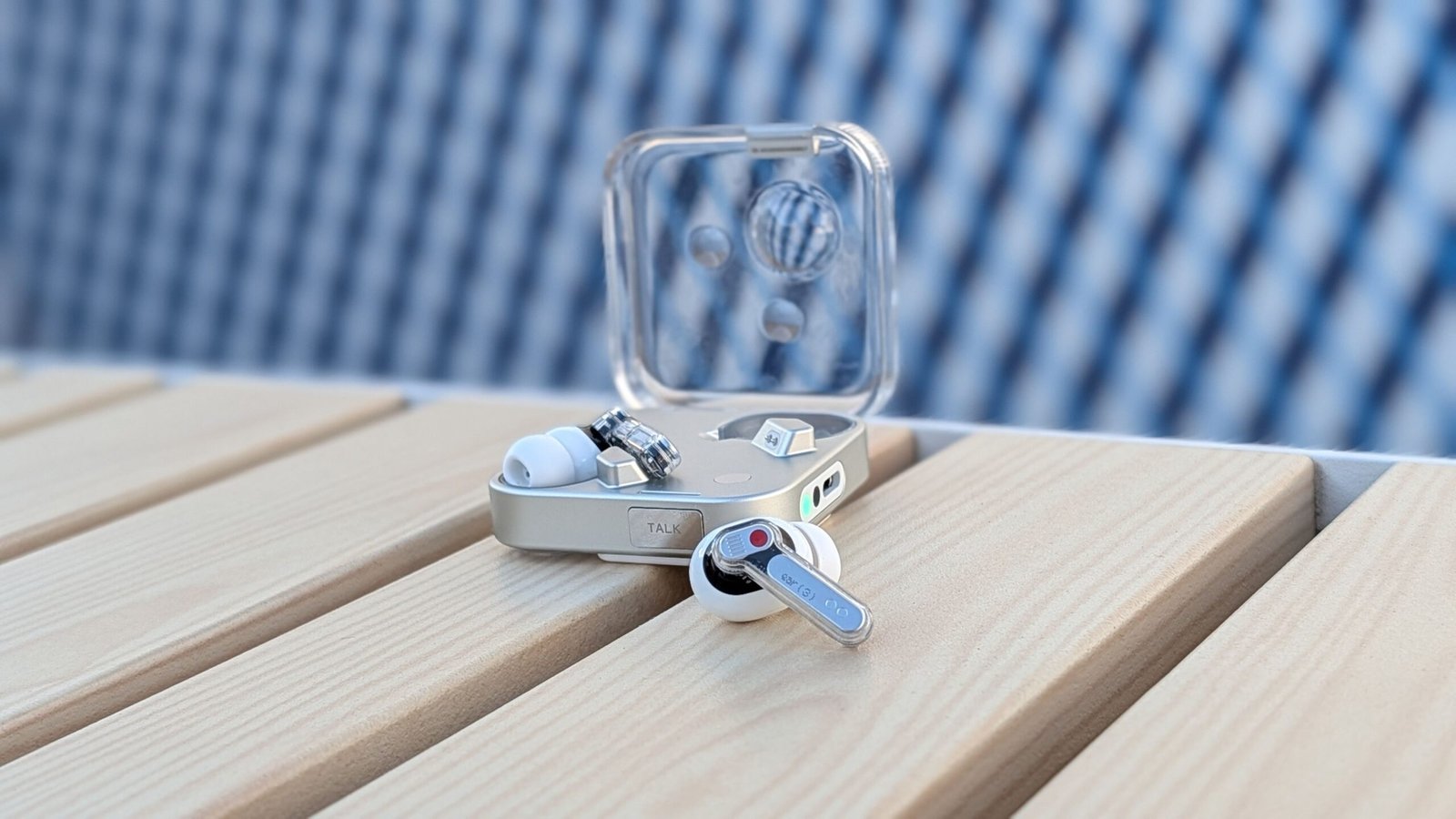 He probado unos auriculares con micrófono en el estuche, ¿deberías buscar unos con esta función?