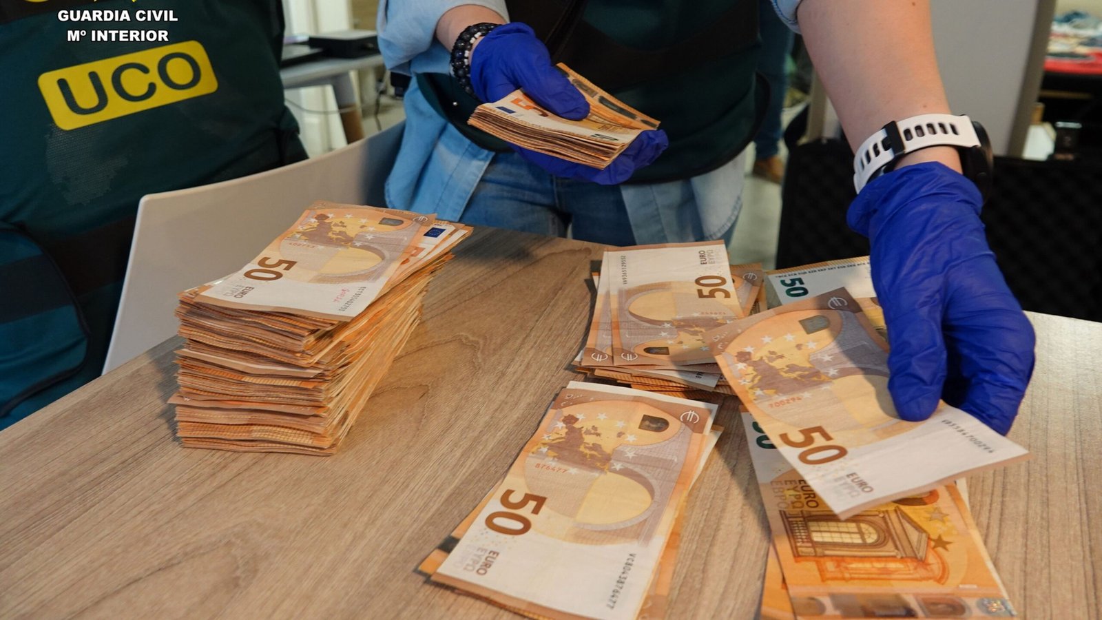 La Guardia Civil detiene al grupo hacker GXC Team, que vendía kits de ransomware e IA para preparar estafas a la carta