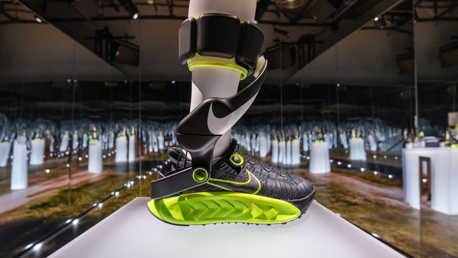 Nike desvela la primera zapatilla deportiva motorizada del mundo: “Es como la ayuda al pedaleo de una bicicleta eléctrica”