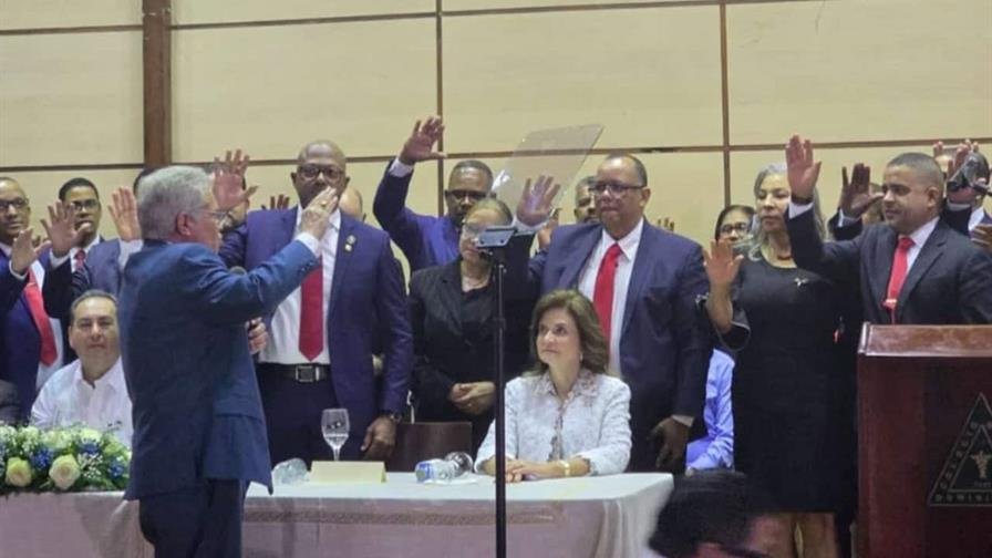 Juramentan al doctor Luis Peña Núñez como presidente del CMD