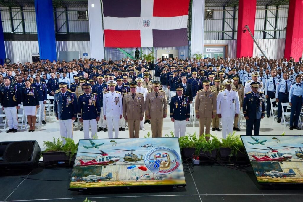 Director de la Policía Nacional es condecorado en el 78.º aniversario de la Fuerza Aérea Dominicana