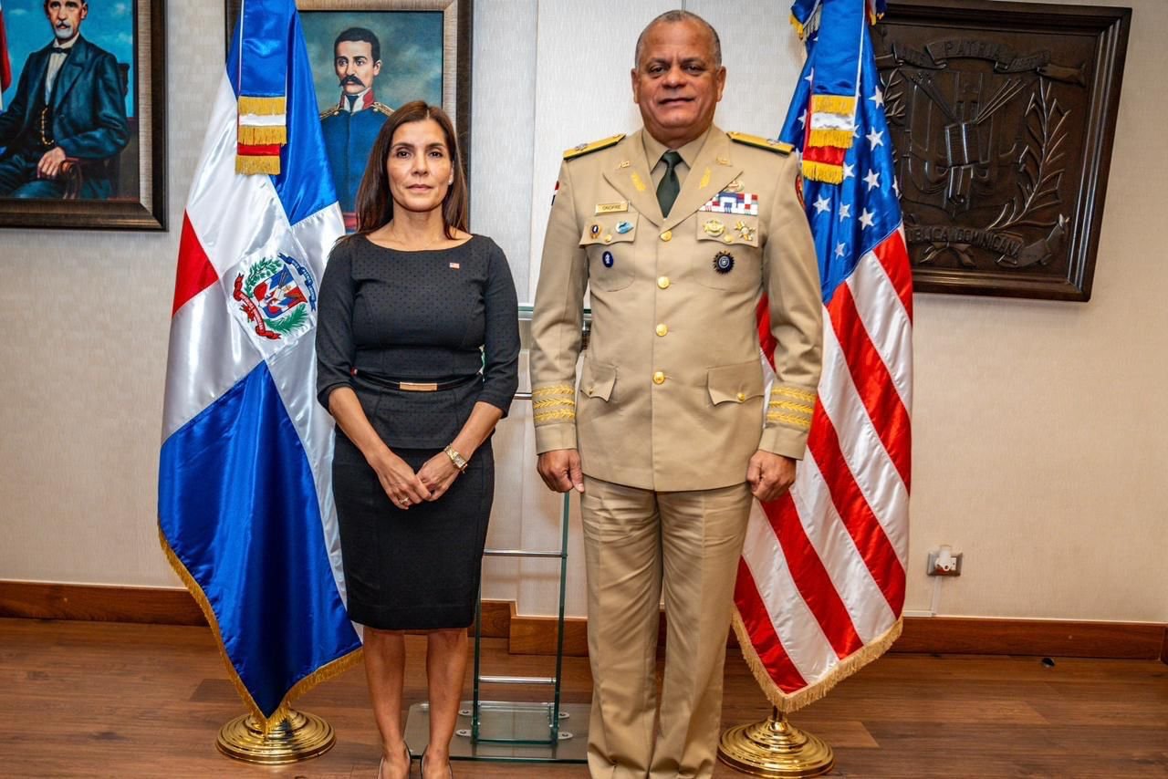 Embajadora de Estados Unidos visita al Ministro de Defensa RD