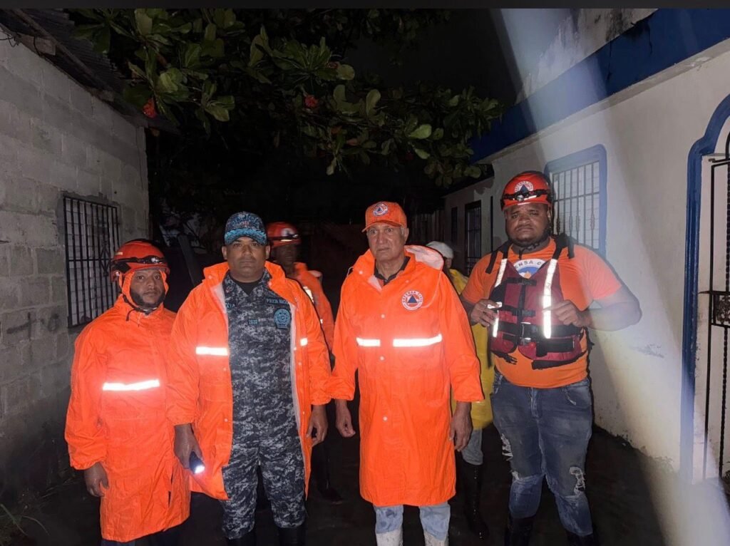 Policía Nacional coopera con organismos de socorro en rescate de ocho personas afectadas por inundaciones en Nagua