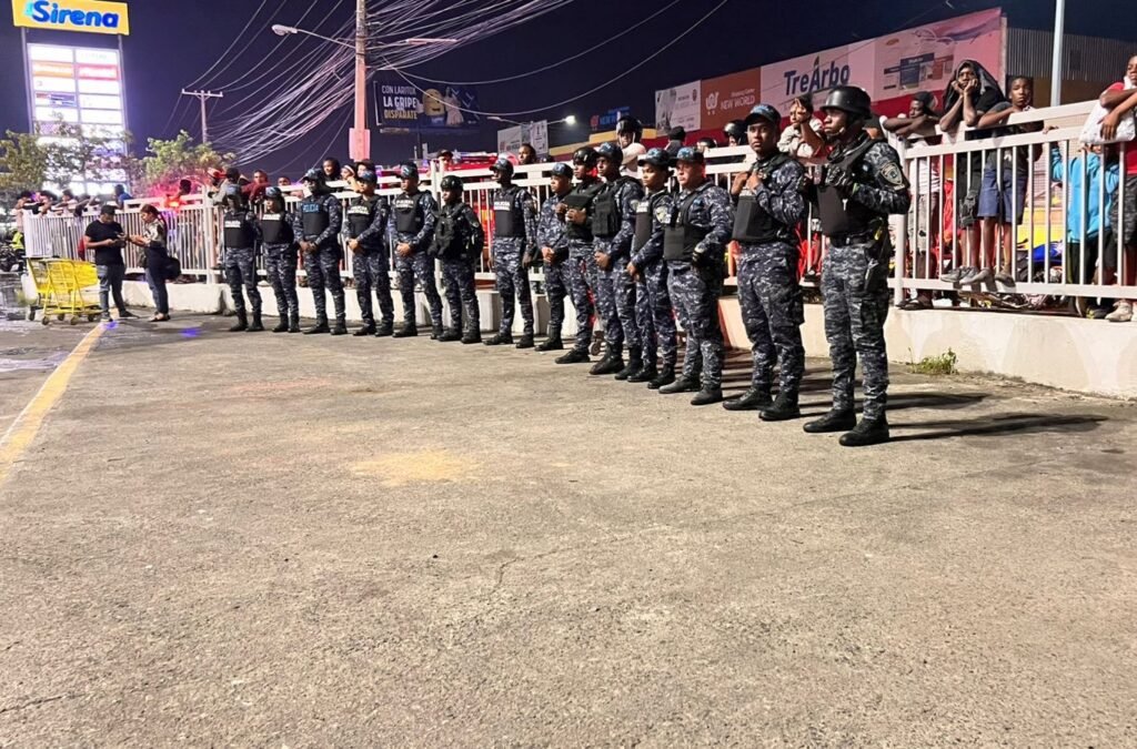 Policía Nacional desmiente reportes de saqueos tras incendio en sucursal de L&R Comercial en Villa Mella