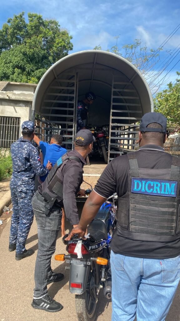 Policía Nacional despliega amplio operativo preventivo y de intervención focalizada en Bayaguana, Monte Plata