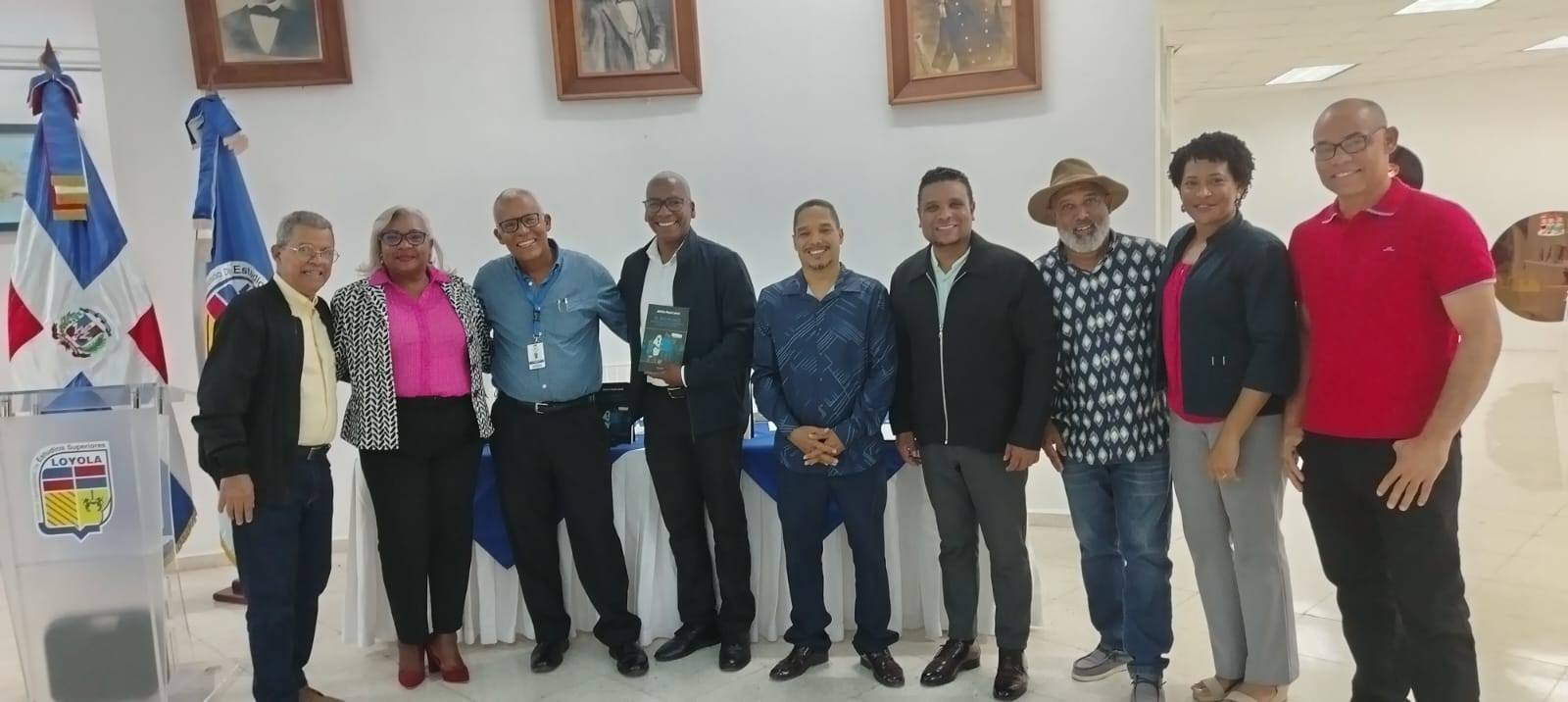 Presentan en San Cristóbal libro «El besamano»