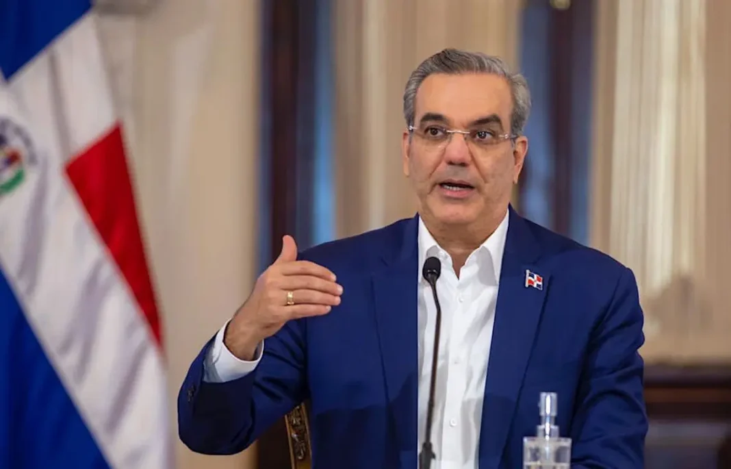 Abinader aconseja a ciudadanos optimizar uso de combustible y a empresas a recurrir al trabajo remoto