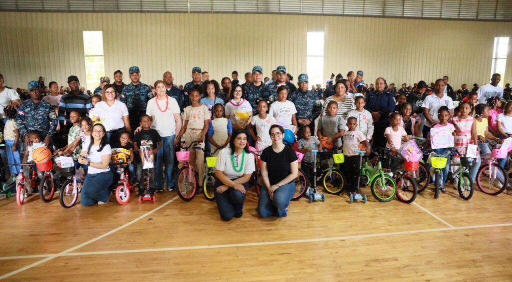 ASEOPNA entrega juguetes a hijos de policías en San Cristóbal