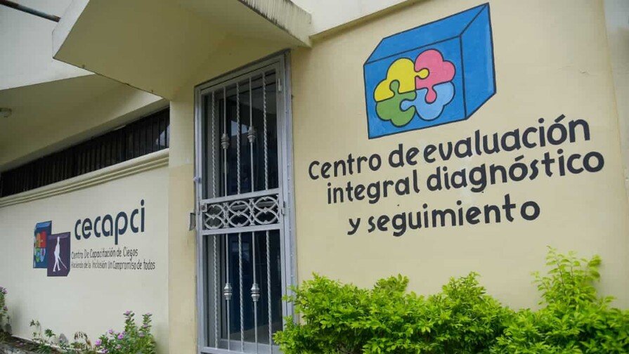 Cierre de centro en Santiago deja sin atención a cientos de personas con discapacidad visual