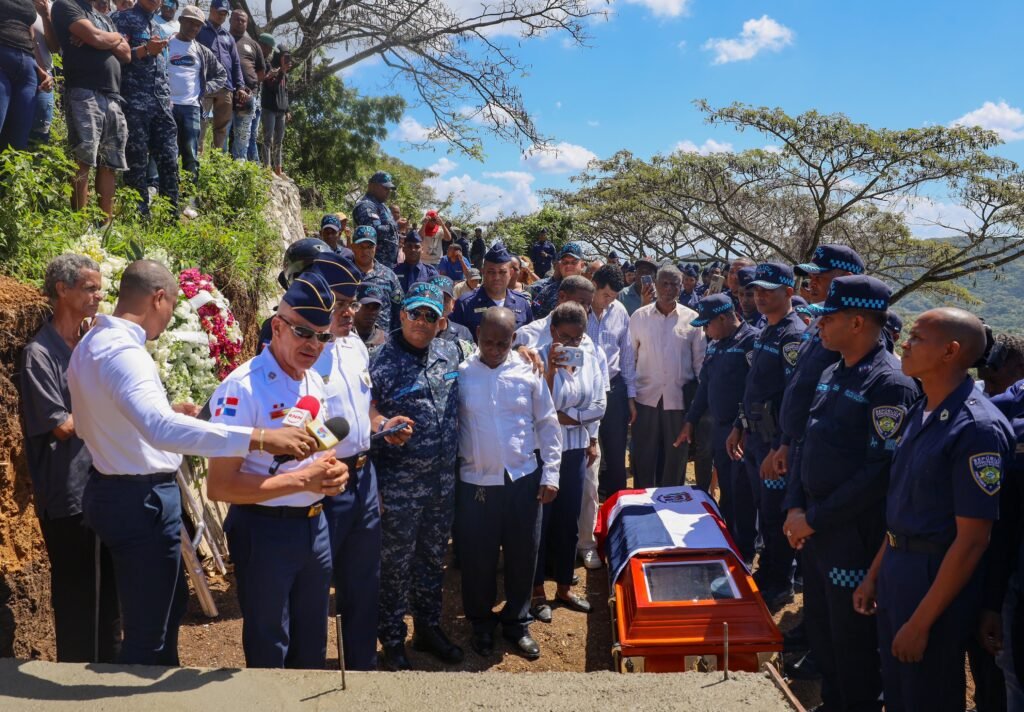 Comisión de la Policía Nacional acompaña a familiares del raso Dary Daniel Andújar Pérez durante su sepelio
