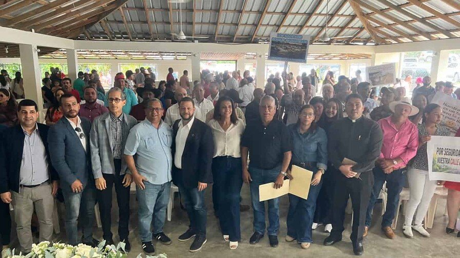 Comunitarios solicitan a Abinader construcción de carretera en San José de las Matas