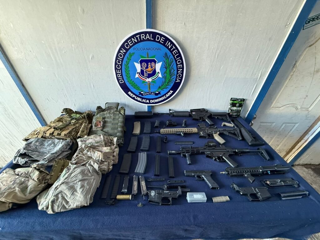 DINTEL y Ministerio Público ocupan pistola, réplicas de fusiles y pertrechos durante allanamiento en Santiago