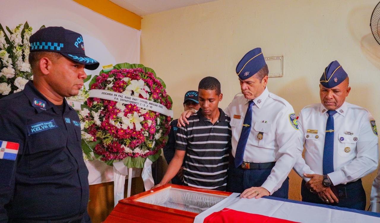 Director de la Policía asiste a velatorio de raso muerto en servicio en San Cristóbal