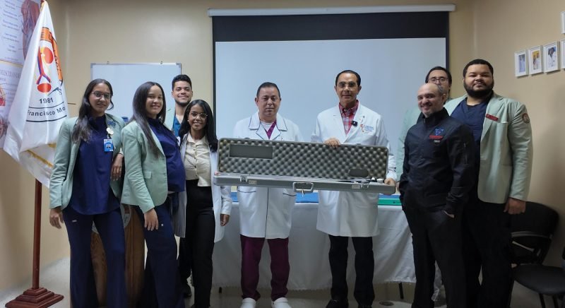 Donan equipo de urología al Hospital Moscoso Puello para residentes