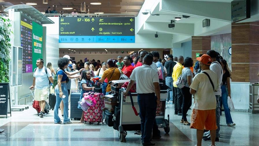 “Estamos aquí en el suelo”: más de 400 pasajeros de la aerolínea World2Fly están varados en el AILA