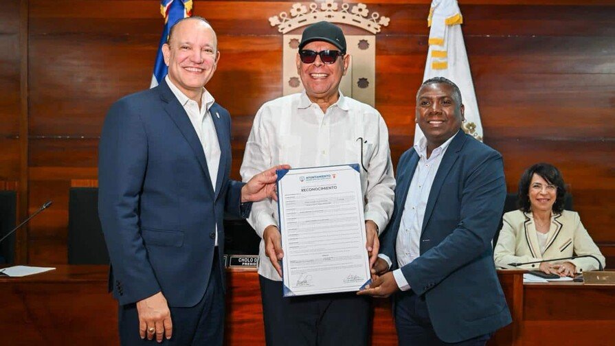 Fernando Villalona recibe el título de Hijo Adoptivo en Santiago de los Caballeros