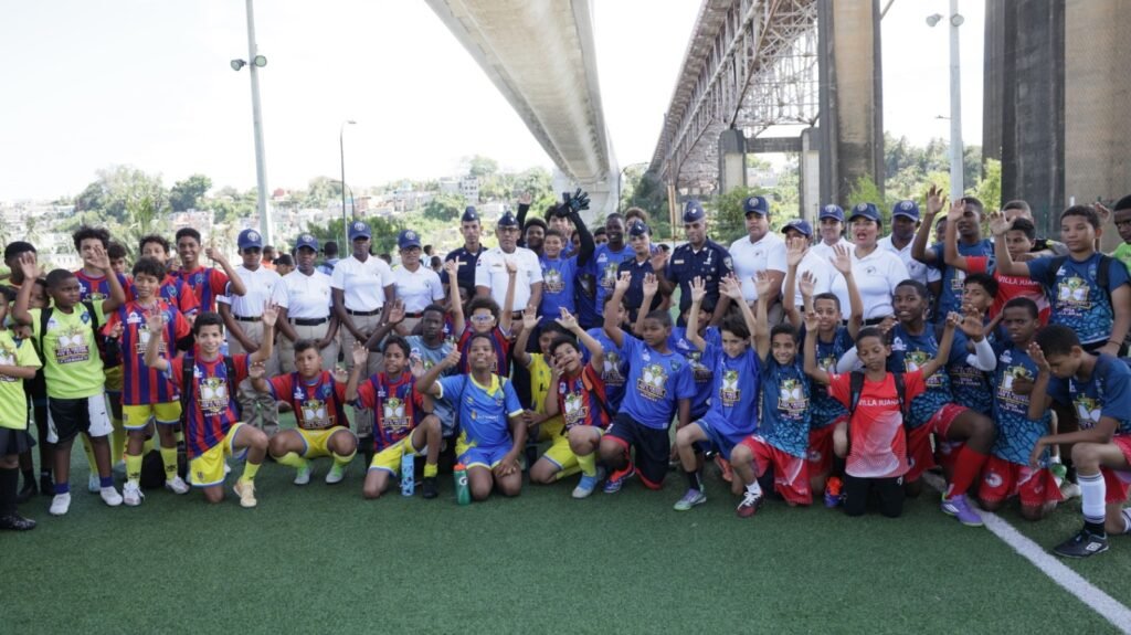 Ministra Faride Raful encabeza jornada deportiva en Domingo Savio junto a la Policía Nacional y Miderec