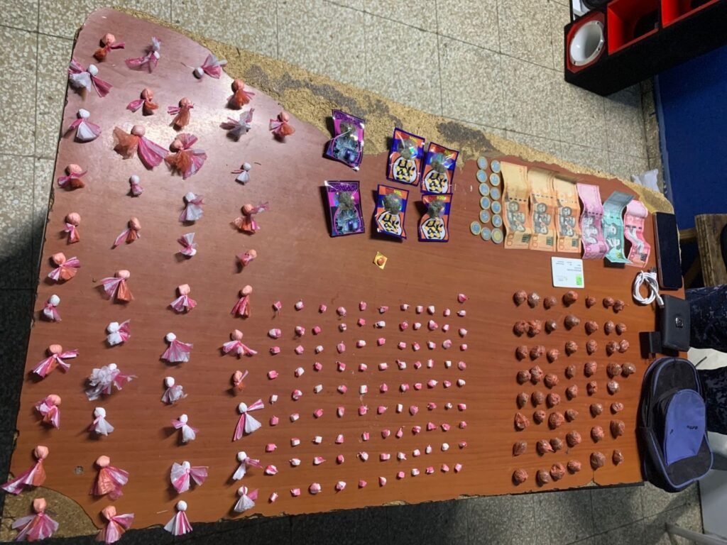 Policía Nacional apresa dos personas y ocupa más de 200 porciones de presuntas drogas en operativos en Villa Hermosa, La Romana