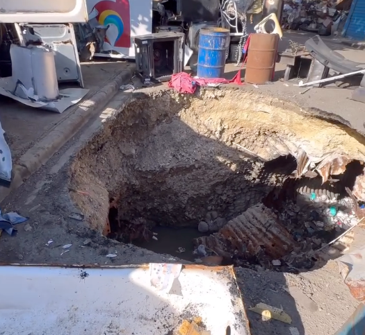 Residentes de Herrera denuncian peligro por socavón en la calle Juan Sánchez Ramírez