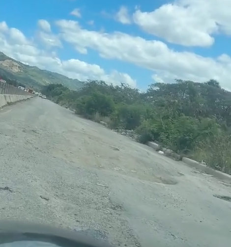 Residentes de La Ciénaga denuncian avanzado deterioro de las vías en el sector