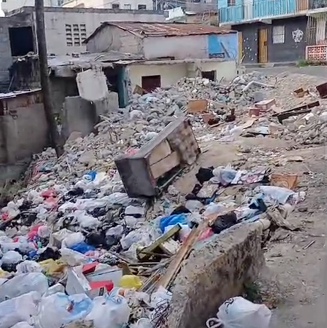 Residentes del Libertador de Herrera denuncian vertedero improvisado y foco de contaminación