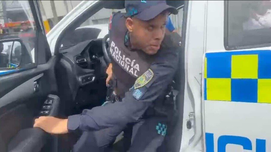 Suspenden agente policial que roció gas pimienta y desenfundó su arma frente a periodistas en SDE