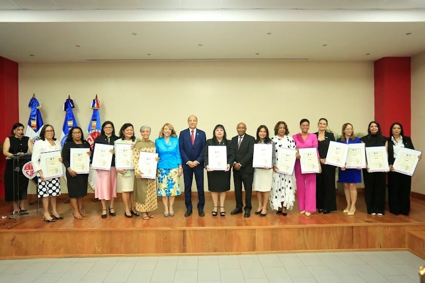 UASD reconoce  a 15 Juezas de RD por sus aportes académicos