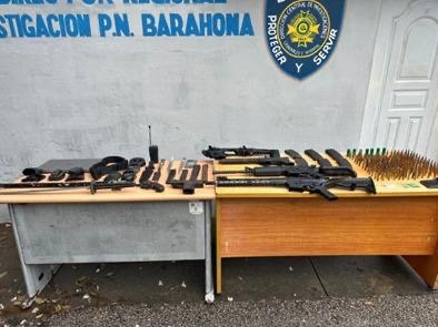 Policía Nacional junto al Ministerio Público ocupa cinco armas de fuego y más de 200 municiones en allanamiento en Barahona