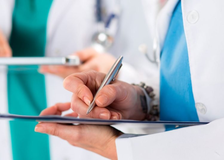 Regulación, transformación digital y tensiones geopolíticas: tendencias que definen el sector salud en 2026
