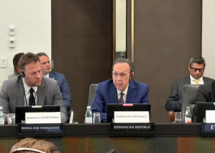 Valdez Albizu participa en la mesa redonda de alto nivel sobre fraude digital en los servicios financieros