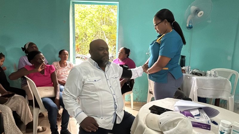 Anderson de los Santos lleva operativo médico a la comunidad El Vigía de Yamasá