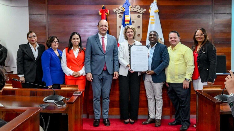 Ayuntamiento de Santiago declara “Visitante Distinguida” a embajadora de Francia en RD