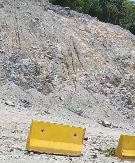 Ciudadanos denuncian supuesta extracción masiva de materiales en la carretera Jarabacoa-La Vega