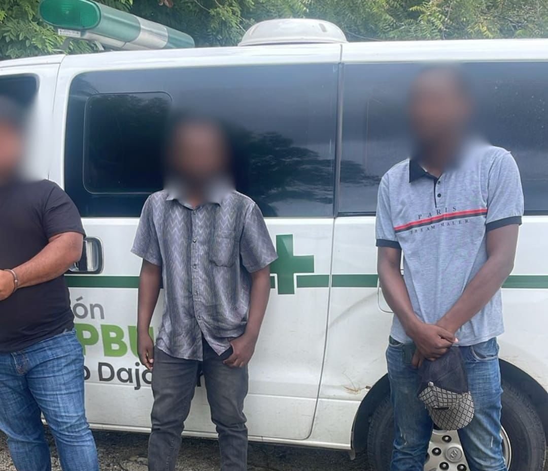 Detienen ambulancia transportando haitianos indocumentados en Dajabón