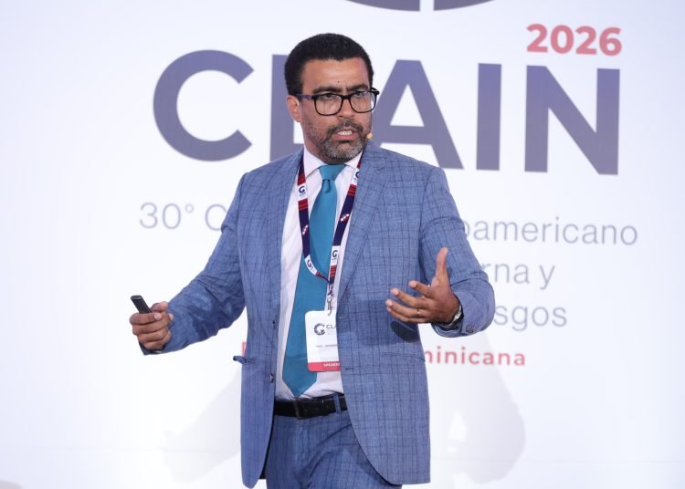 Economista afirma entorno global complejo redefine gestión estratégica de riesgos en la banca