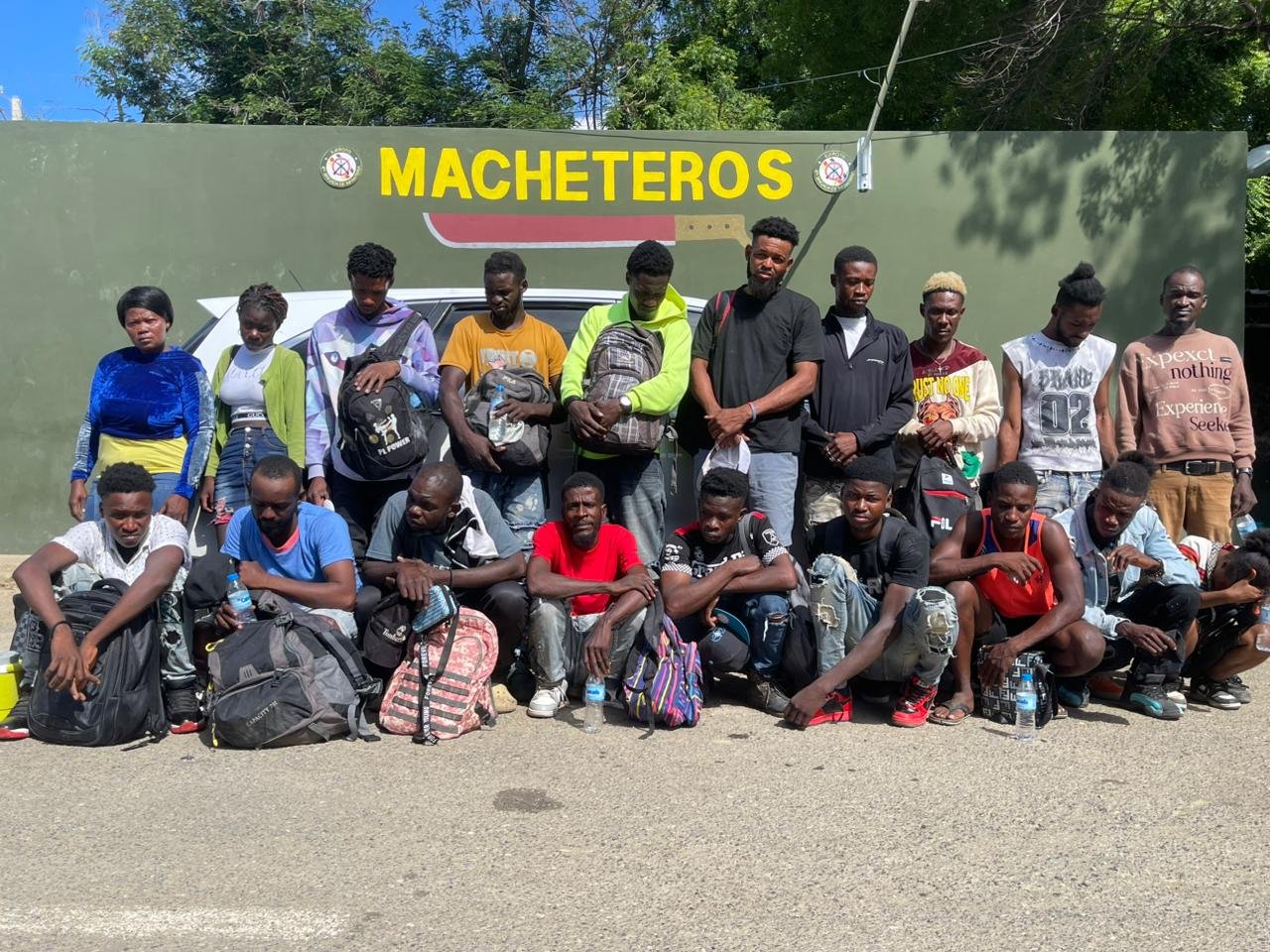 Ejército intercepta vehículo con 20 indocumentados en Valverde