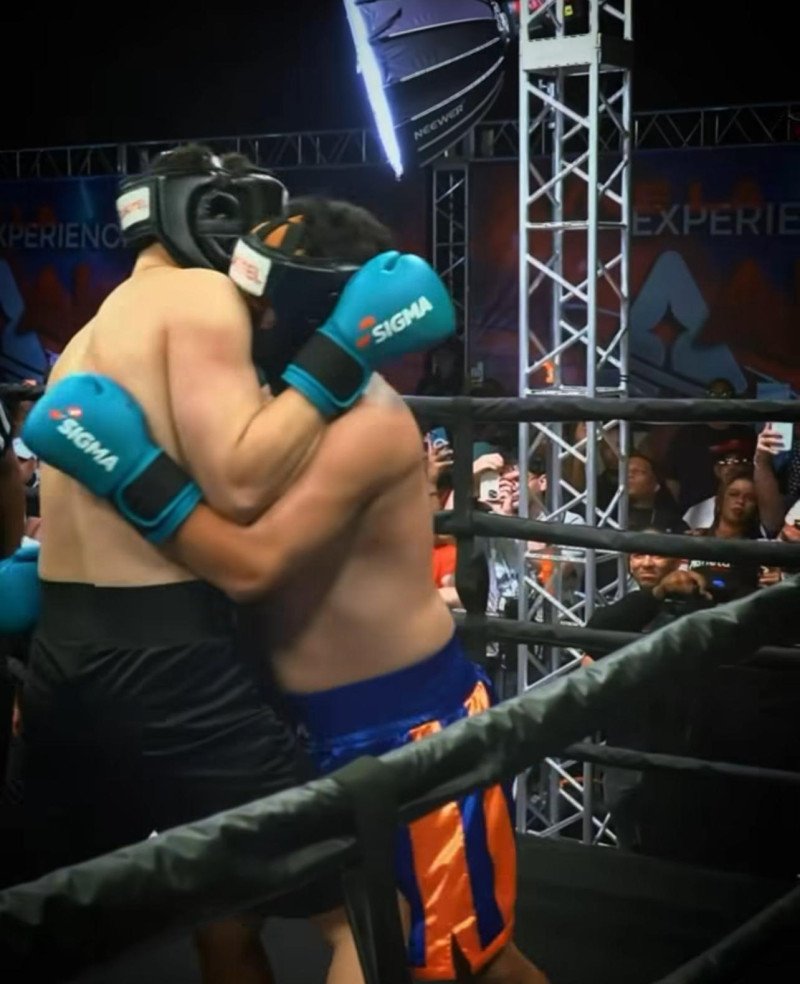 Gallo The Producer gana combate de boxeo contra Jesús Brillo en “Planeta Alofoke” usando ‘clinch’