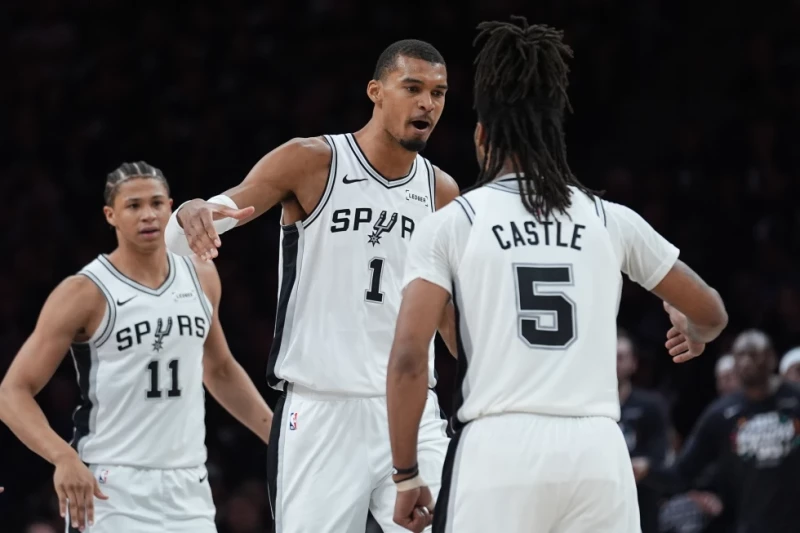 Spurs eliminan a Timberwolves y se citan con el Thunder, Castle encesta 32 puntos