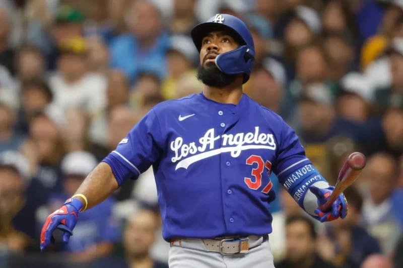 Teoscar Hernández jonronea e impulsa 6, Dodgers remontan y les ganan a los Cerveceros