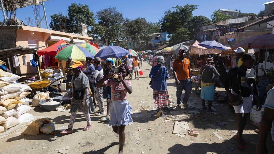 ¿Cómo es el mercado informal de Tilory, donde dominicanos y haitianos venden sin fronteras?