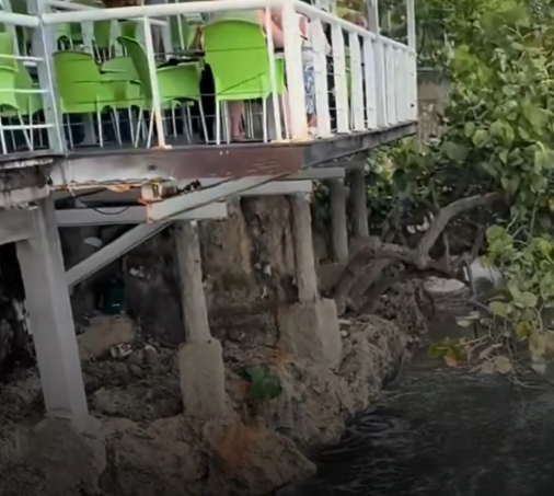 Denuncian posible situación de peligro en restaurante Adrián Tropical del Malecón por estructura oxidada