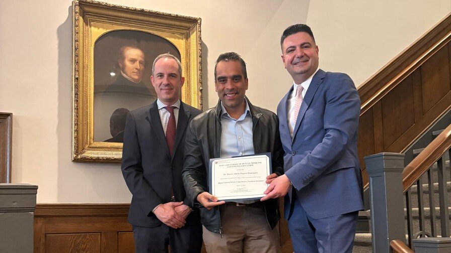 Médico dominicano se certifica en programa especializado de ortodoncia en Harvard