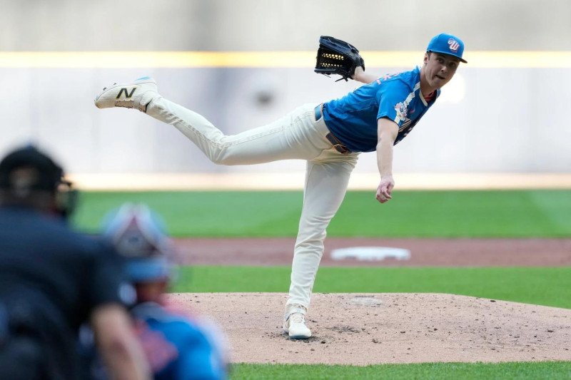 Misiorowski, lanza juego completo a los Filis, permite un hit y poncha a 15