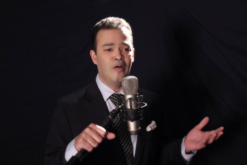 Piden oraciones por la salud de Alex Bueno mientras el artista “sigue batallando con fe”
