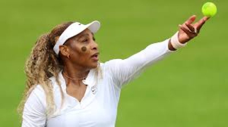 Serena Williams consigue un triunfo a su regreso en partido de dobles en Queen’s