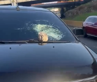 Denuncian que desconocido lanza piedras a vehículos desde puente en la autopista Las Américas