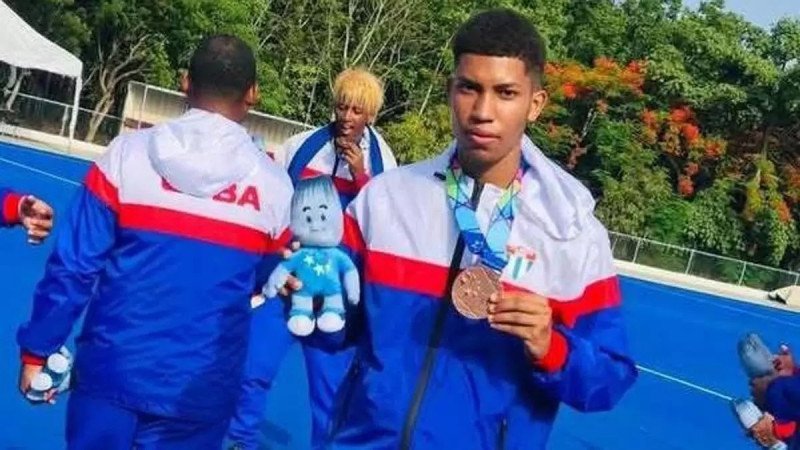 Deserta atleta cubano antes de la inauguración de los Juegos Centroamericanos
