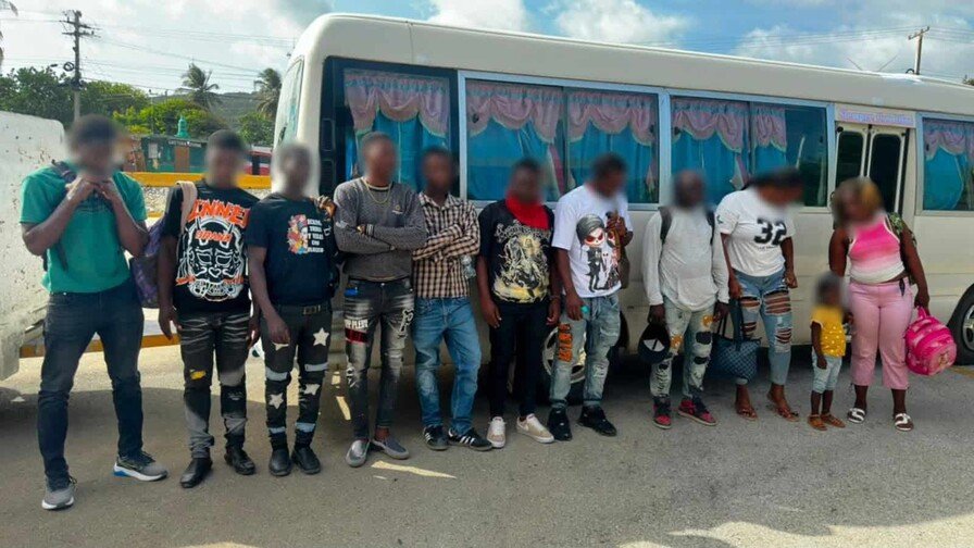 Detienen a dos dominicanos que transportaban a 11 haitianos indocumentados en autobús
